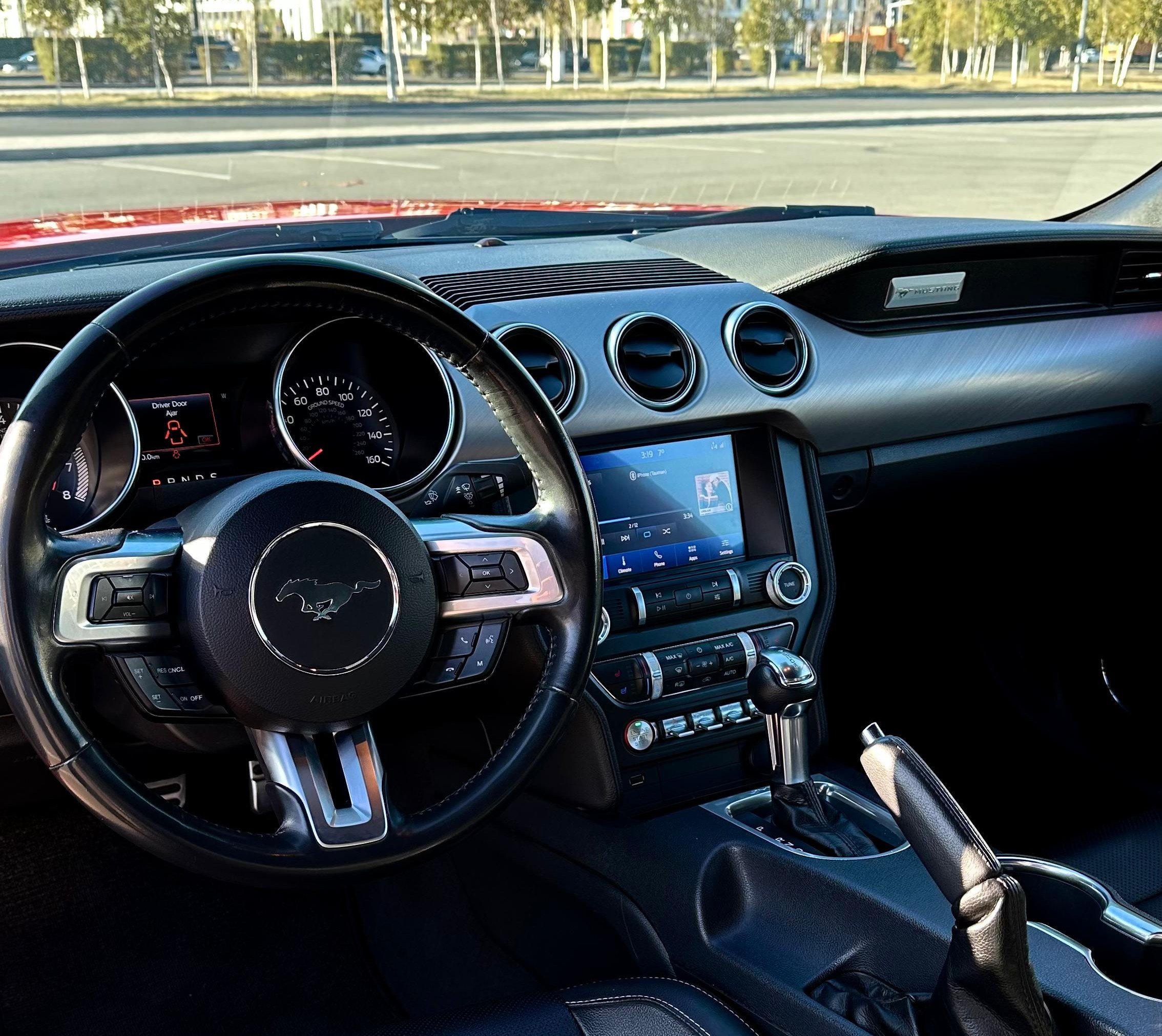 Ford Mustang Cabriolet — интерьер
